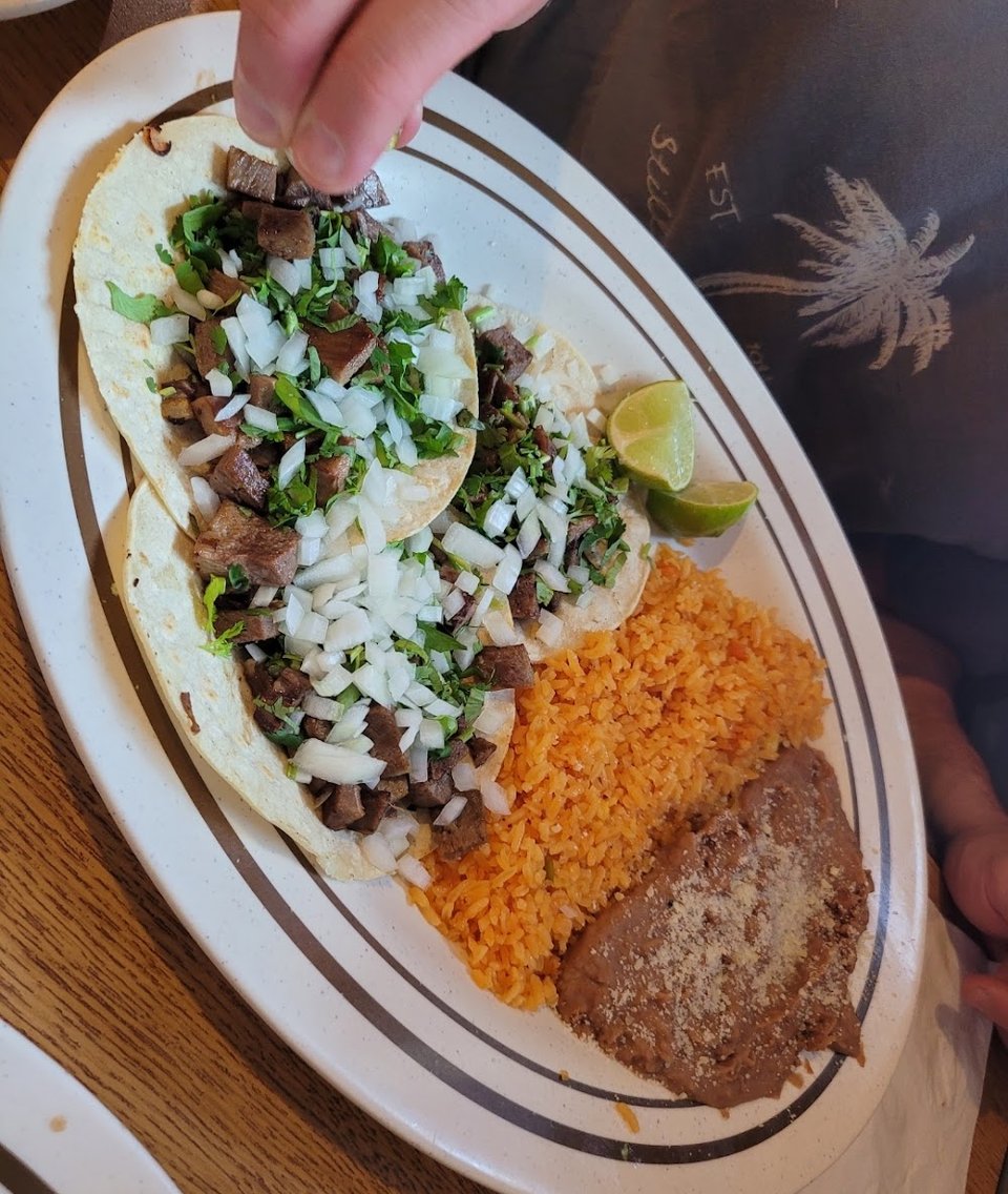 Tacos de Carne Con Arroz Y Frijoles